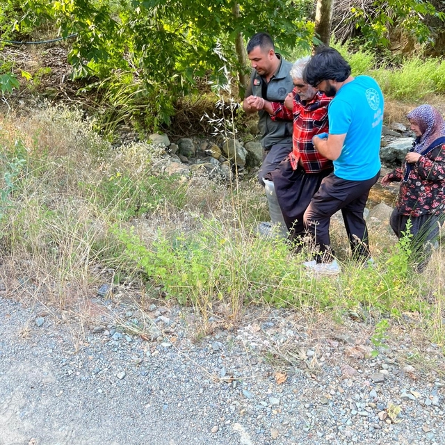 Kozan'da kayalıklardan düşen şahsı orman ekipleri kurtardı