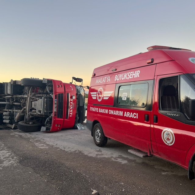 Malatya'da yangın ihbarına giden itfaiye aracı devrildi: 3 yaralı