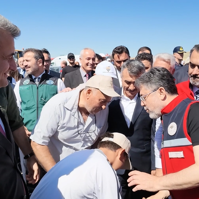 Bakan Yumaklı'dan elini öpmek isteyen çocuğa esprili cevap