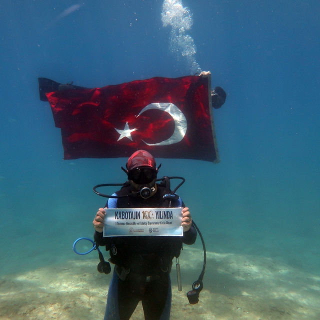 Fethiye'de dalgıçlar Denizcilik ve Kabotaj Bayramı'nı deniz dibinde kutladı