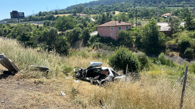 TEM Otoyolu'nda otomobil şarampole devrildi: 1 ölü, 3 yaralı