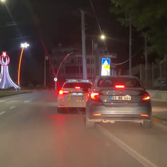 Alkollü sürücü ile polisin nefes kesen kovalamacası kamerada
Önü kesilerek...
