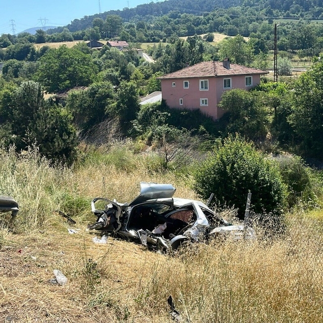 TEM Otoyolu'nda otomobil şarampole devrildi: 1 ölü, 3 yaralı