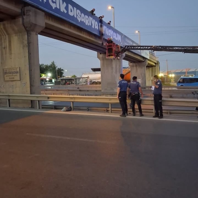 Yarı çıplak şahıs üst geçitte asılı bulundu