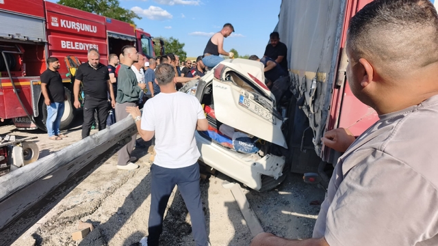 Çankırı'da lastiği patlayan TIR, otomobile çarptı: 4 yaralı