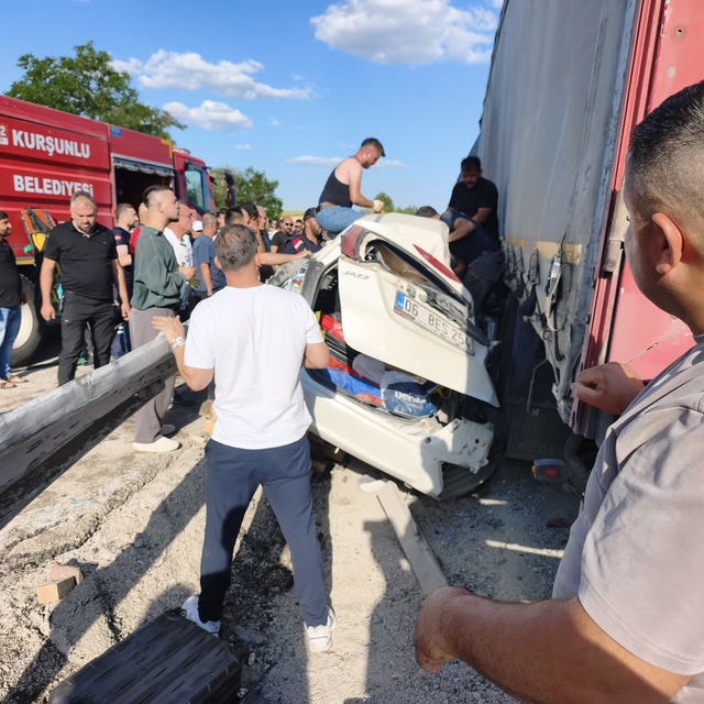 Çankırı'da lastiği patlayan TIR, otomobile çarptı: 4 yaralı
