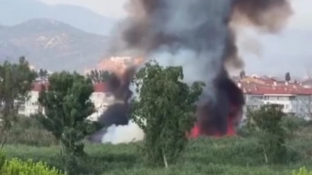 Balıkesir'de sazlık alanda çıkan yangın söndürüldü