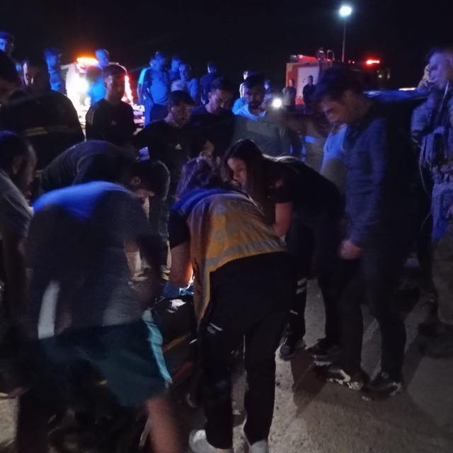 Mardin'de devrilen hafif ticari aracın sürücüsü ağır yaralandı