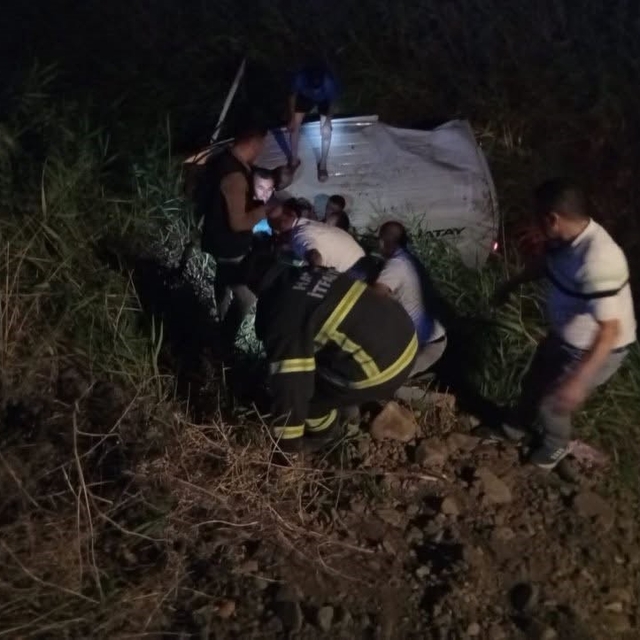Kırıkhan'da kamyonet şarampole uçtu:  3 yaralı