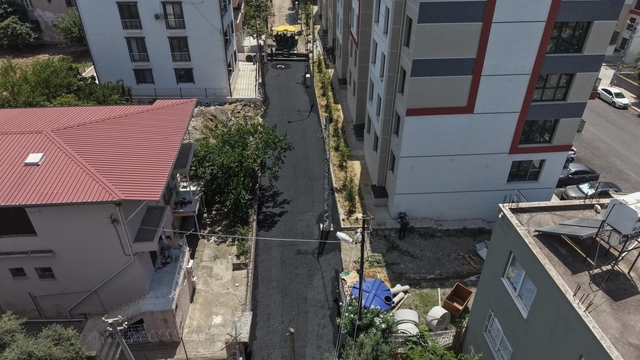 İskenderun Belediyesi, bir haftada 4 bin 768 ton sıcak asfalt serimi gerçekleştirdi