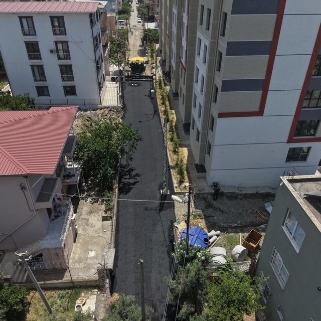 İskenderun Belediyesi, bir haftada 4 bin 768 ton sıcak asfalt serimi gerçek...