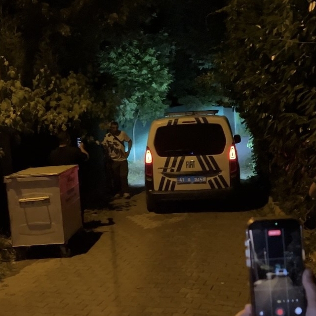 Misafir gittiği evi işgal ettiği öne sürülen Deniz Akkaya karakolluk oldu
E...