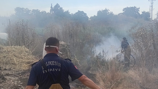 Susurluk'ta çıkan yangında 1 ton saman kullanılamaz hale geldi