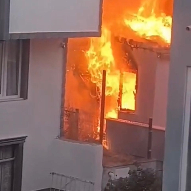 Küçükkuyu'da ev yangını: 1 kişi yaralandı