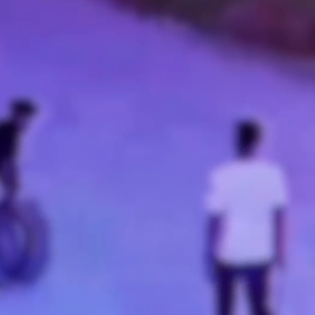 Araçlarının lastiği patlayınca park halindeki otomobilin yedek lastiğini ça...
