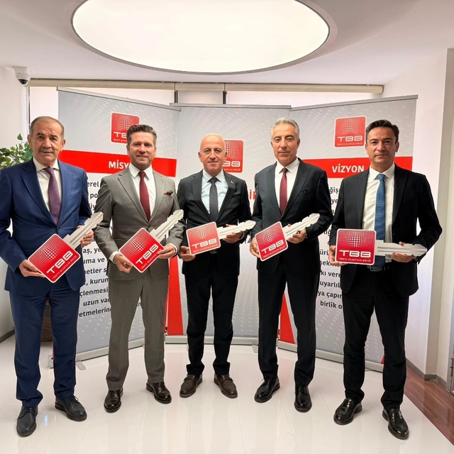 Tavas Belediyesine 22 tonluk yeni ekskavatör kazandırıldı