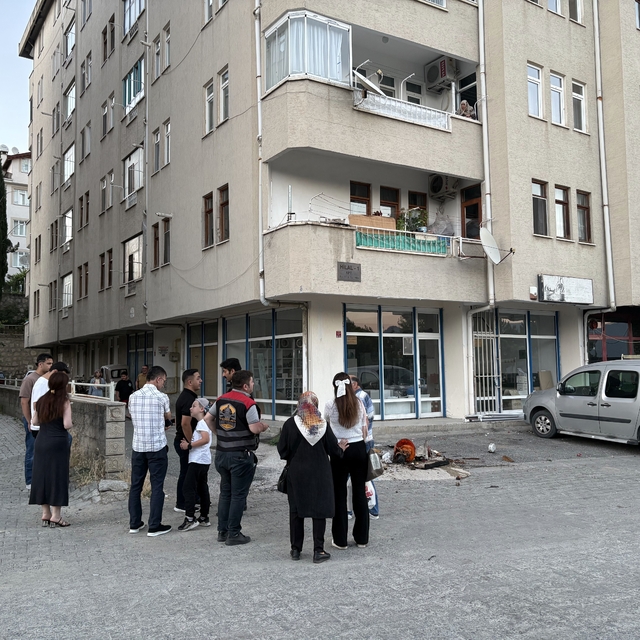 Balkondaki saksının aşırı ısınması sonrası çıkan yangını vatandaşlar söndür...