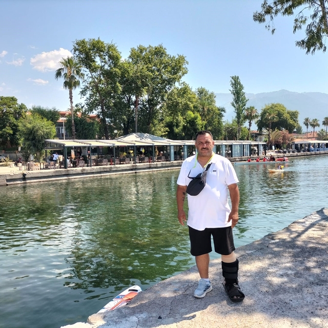 Köyceğizli muhtar Yorulmaz, kırık ayağı ile görevini sürdürüyor