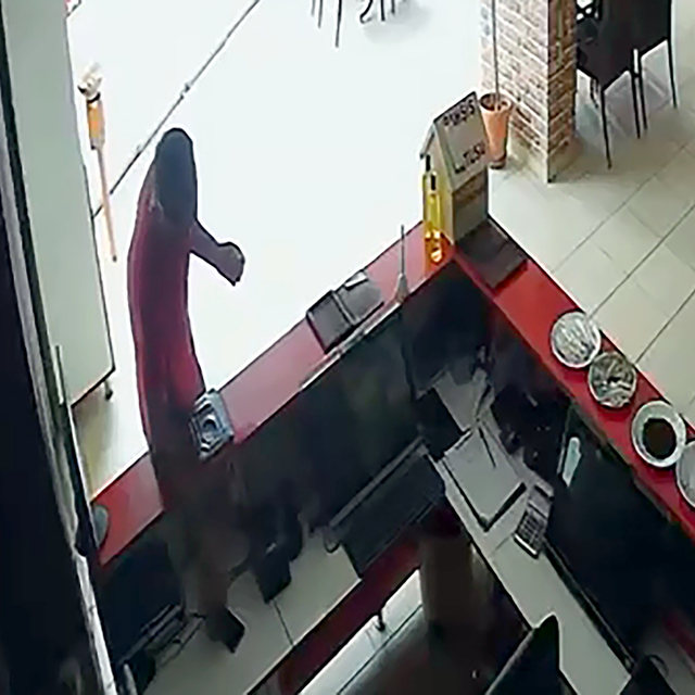 Tuvalet bahanesiyle girdiği restorandan cep telefonu, camiden seyyar merdiv...