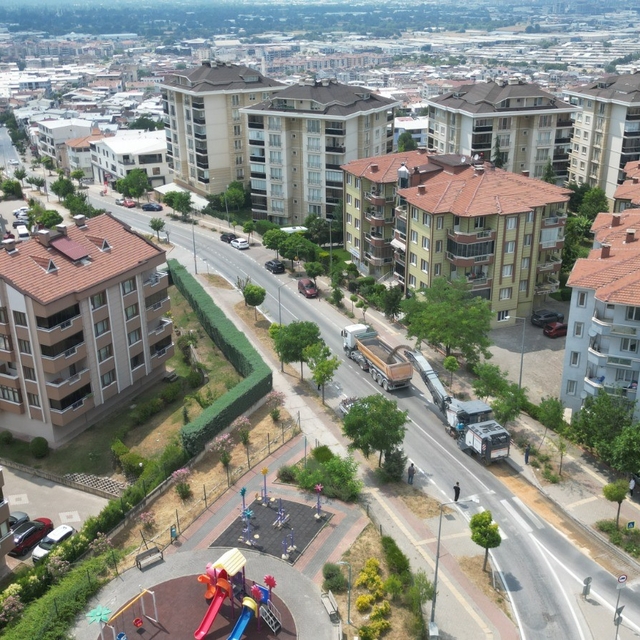 Büyükşehir Üçevler Mahallesi'nde asfalt yeniliyor