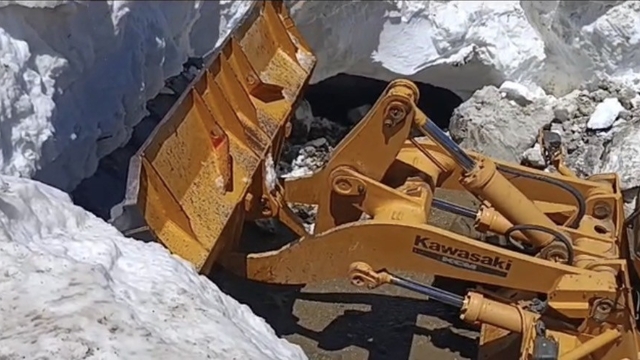 Bingöl'de yazın ortasında kar temizliği