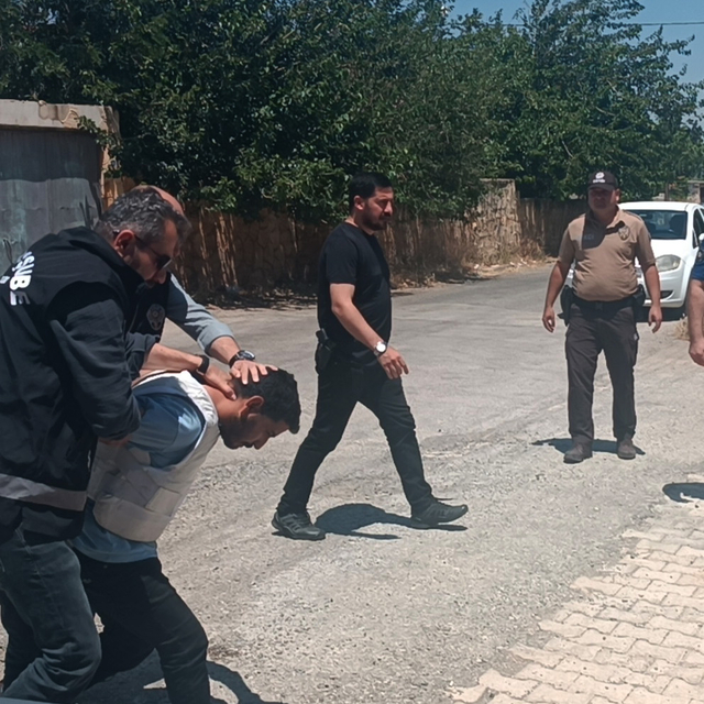 Evinde tabancayla vurulmuş halde bulunan kadını, bina görevlisi öldürmüş