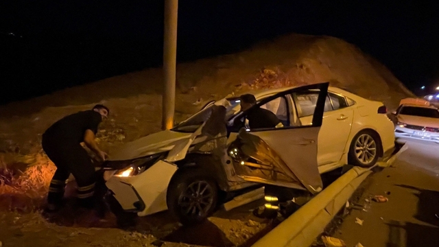 Siirt'te bariyere çarpan otomobil alev aldı: 1 yaralı