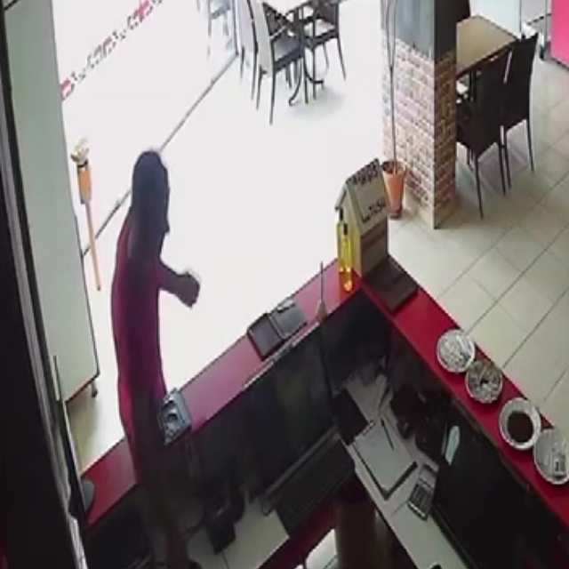 Tuvalet bahanesiyle girdiği restorandan telefon, camiden merdiven çaldı