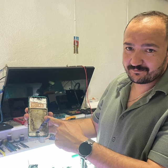 Bataryası değiştirilmek istenen cep telefonu bir anda alev aldı
Olay anı gü...