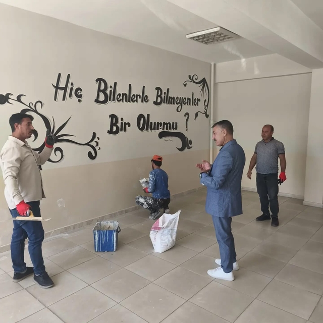Patnos'ta tatille birlikte okullarda tadilat çalışması başladı
