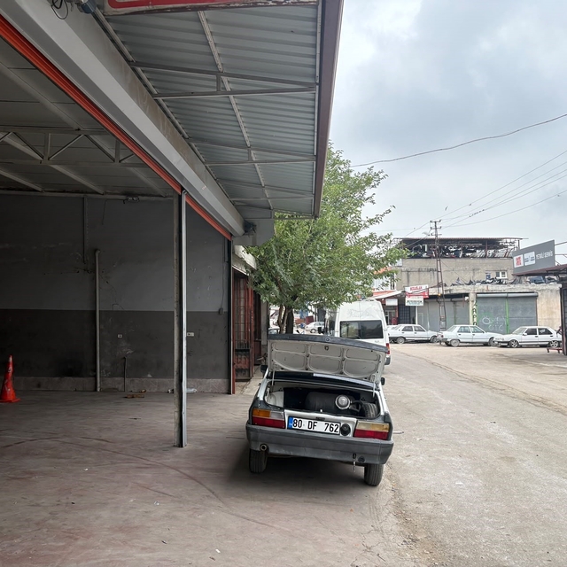 El freni çekilmeyen traktör metrelerce ilerledi, yoldan geçen sürücü durdur...