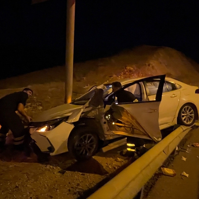 Siirt'te bariyere çarpan otomobil alev aldı: 1 yaralı