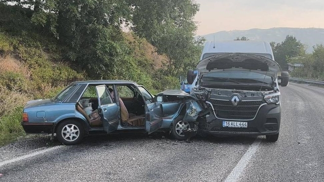 Minibüs ile otomobil çarpıştı 2 yaralı