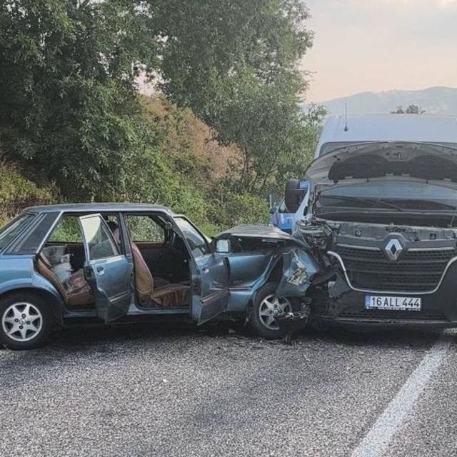 Minibüs ile otomobilin çarpıştığı kazada 2 kişi yaralandı