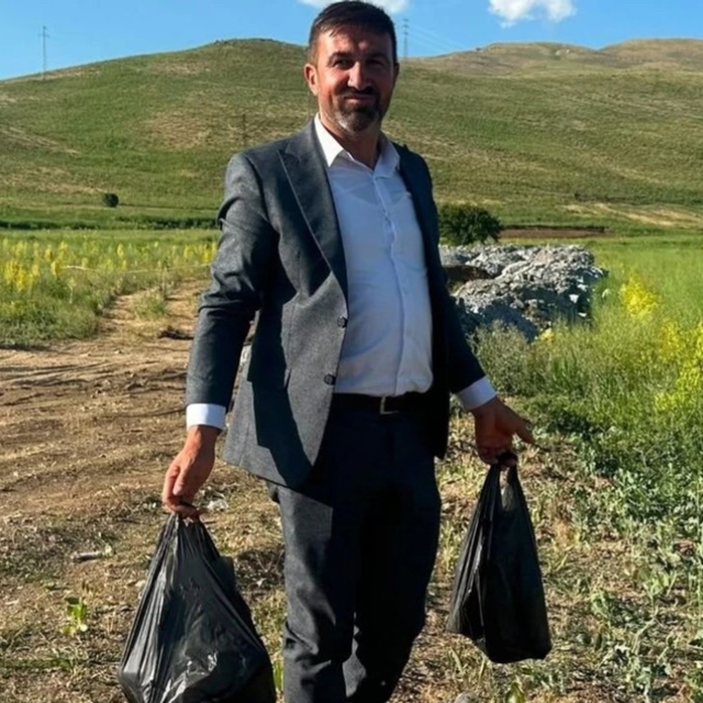 Yol kenarına atılan bira şişeleri köylüyü isyan ettirdi