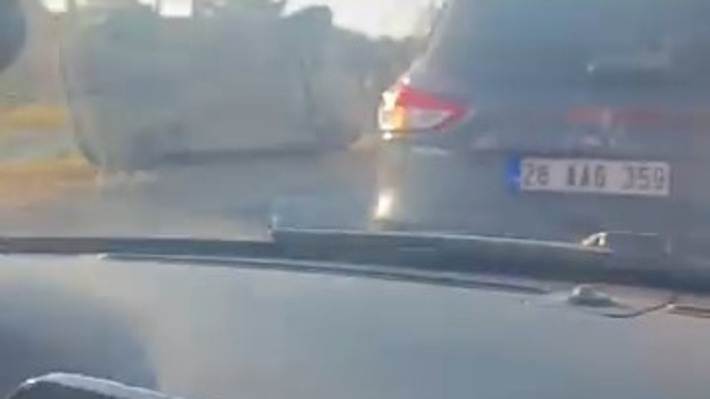 Kontrolden çıkan otomobil takla attı