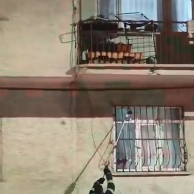 Pencere korkuluğundaki yılan ekiplerce yakalandı