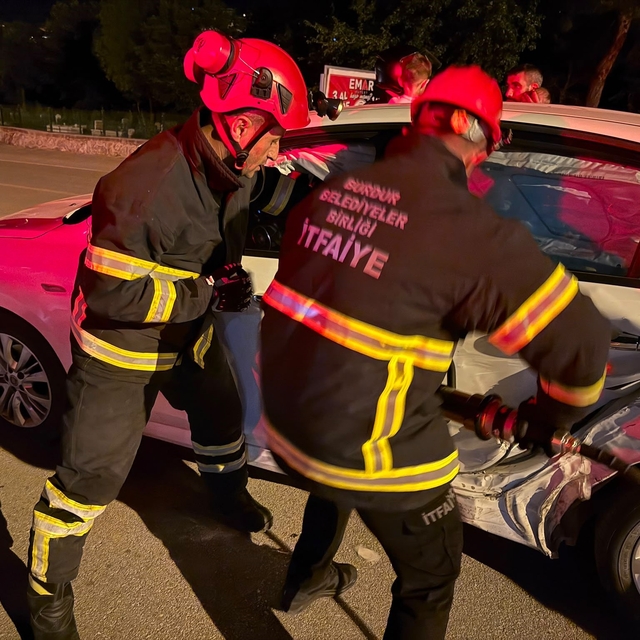 Burdur'da otomobiller çarpıştı: 6 yaralı
