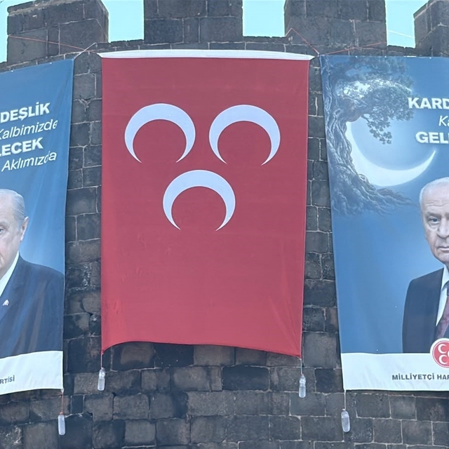 Diyarbakır surlarında MHP lideri Bahçeli'nin dev posteri asıldı, barış çağr...
