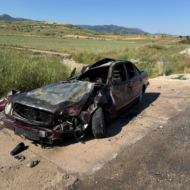 Yozgat'ta devrilen otomobil yandı: 1 ölü, 3 yaralı