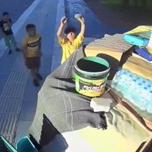 Büfe kapalı olunca aldıkları suyun parasını kameraya gösterip bıraktılar
El...
