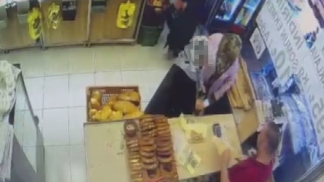 Dikkati dağılan kadının cüzdanını kaşla göz arasında çaldı