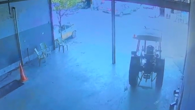 Tamirhanede el freni çekilmeyen traktör yola çıktı; o anlar kamerada