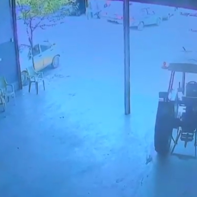 Tamirhanede el freni çekilmeyen traktör yola çıktı; o anlar kamerada