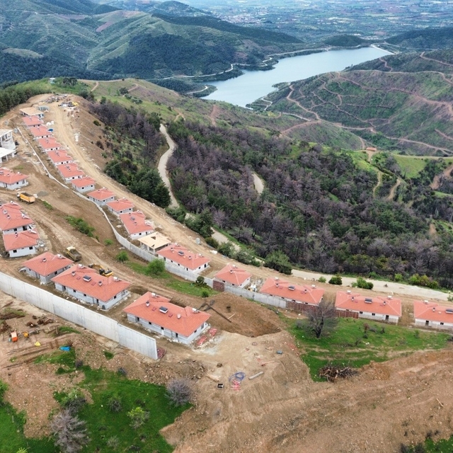 Başkan Saygılı, müjdeyi verdi
Ödemiş'te yanan evler, Temmuz ayı sonunda tes...
