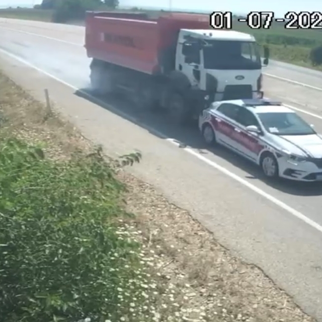 Kamyonun arkadan çarptığı jandarma trafik aracındaki 2 asker hafif yaraland...