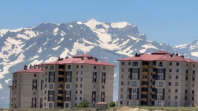 Yüksekova'nın heybetli Cilo Dağı 12 ay boyunca kar yığınlarını barındırıyor