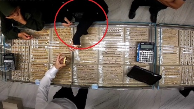 Altınlarla kaçmaya çalışan gelin ve iş birlikçisi yakalandı (2)