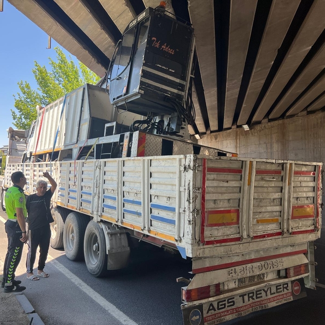 Nevşehir'de iş makinesi yüklü TIR, köprüde sıkıştı