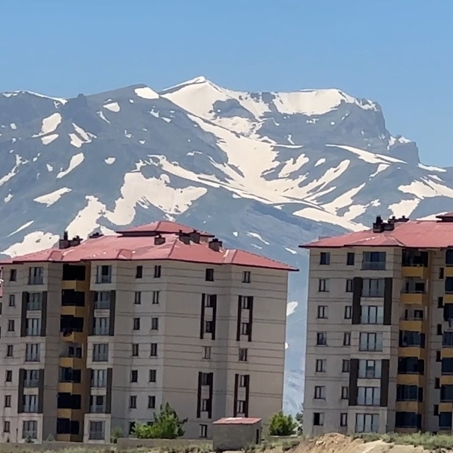 Yüksekova'nın heybetli Cilo Dağı 12 ay boyunca kar yığınlarını barındırıyor